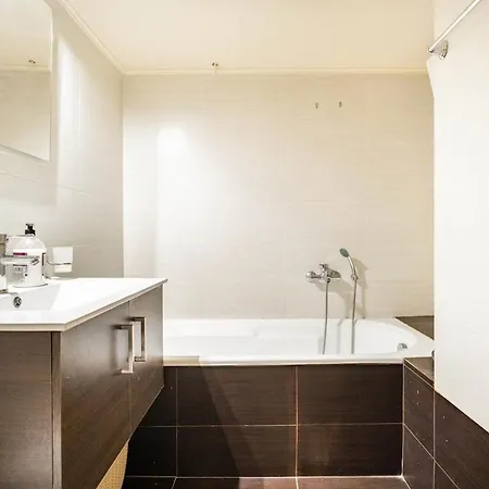 Easily Accessible Secure Ground Floor With Breakfast Items Apartment *